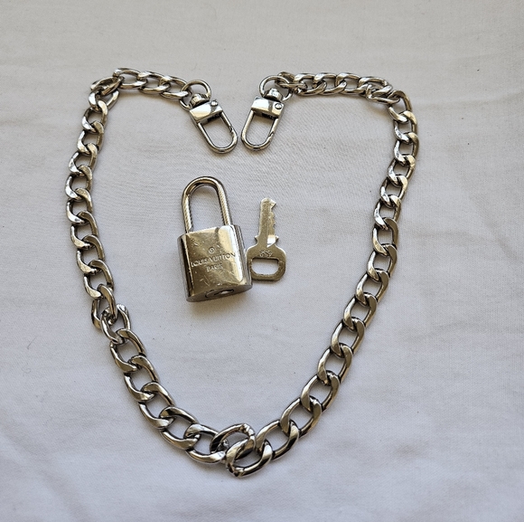 $700 Louis Vuitton Silver Padlock Lock & Key Full Inclusion - Picture 3 of 10
